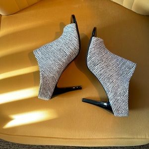 Black and white peep toe mule